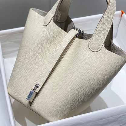 Cerradura de picotina, cuero Togo color marfil, herrajes plateados