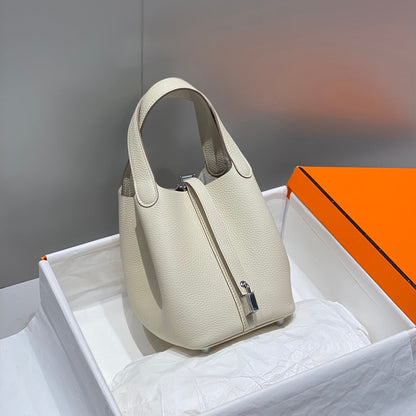 Cerradura de picotina, cuero Togo color marfil, herrajes plateados