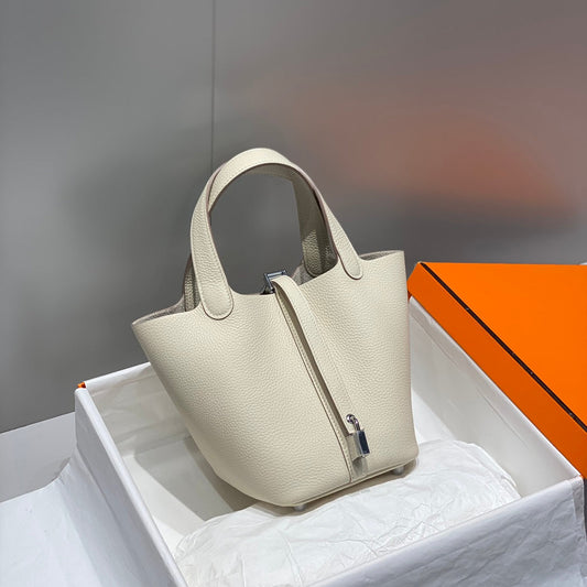 Cerradura de picotina, cuero Togo color marfil, herrajes plateados
