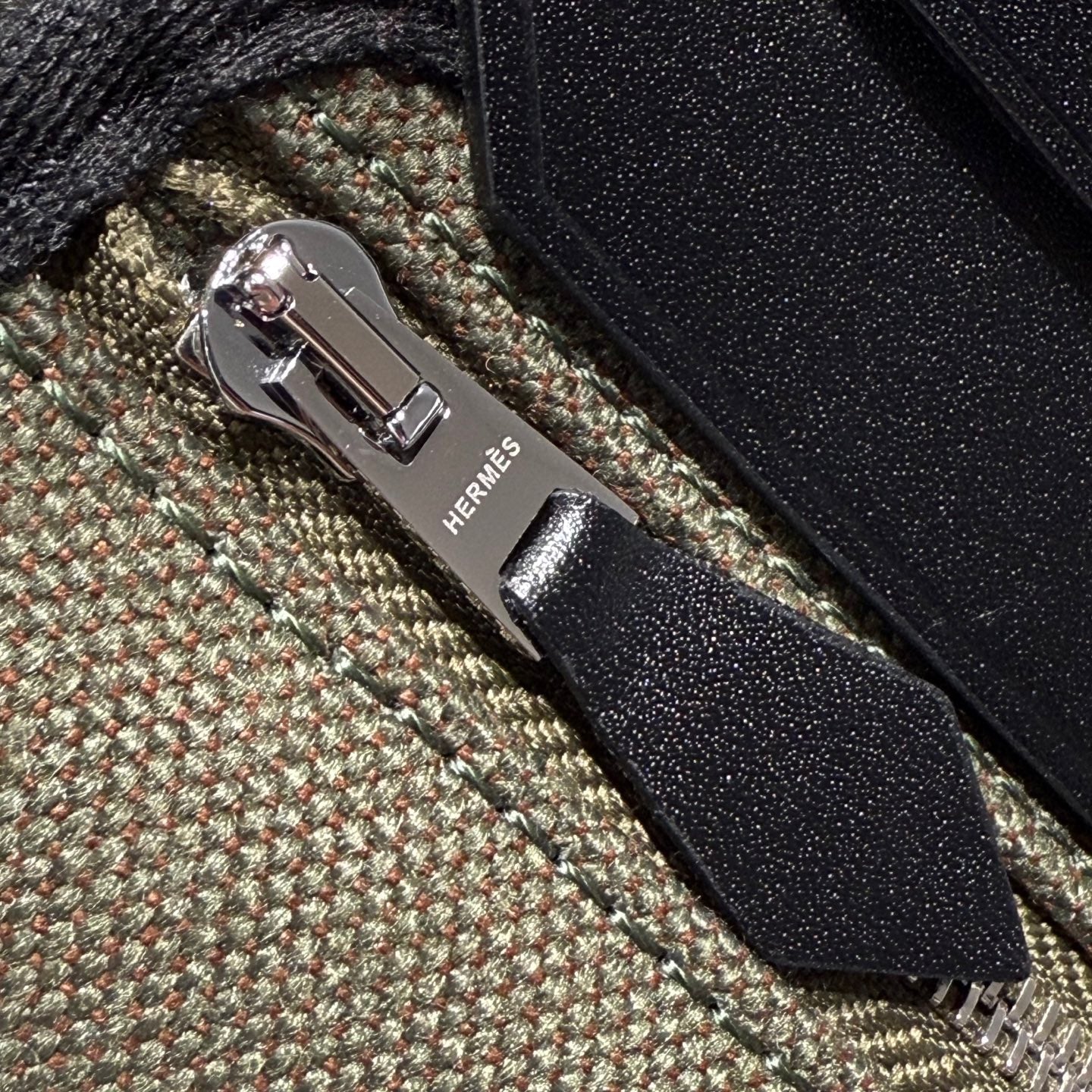 Bolso HM Herbag con hebilla plateada 20 en lona verde militar y piel de vacuno Hunter 243350