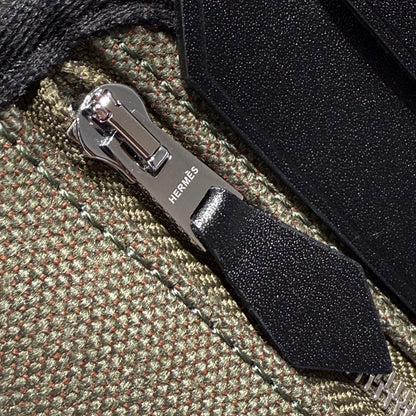 Bolso HM Herbag con hebilla plateada 20 en lona verde militar y piel de vacuno Hunter 243350