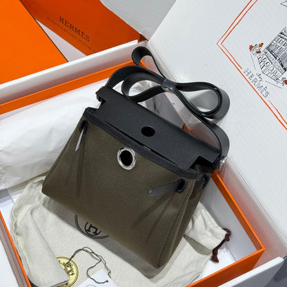 Bolso HM Herbag con hebilla plateada 20 en lona verde militar y piel de vacuno Hunter 243350