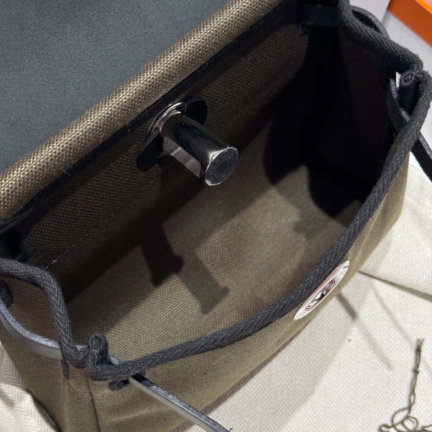 Bolso HM Herbag con hebilla plateada 20 en lona verde militar y piel de vacuno Hunter 243350