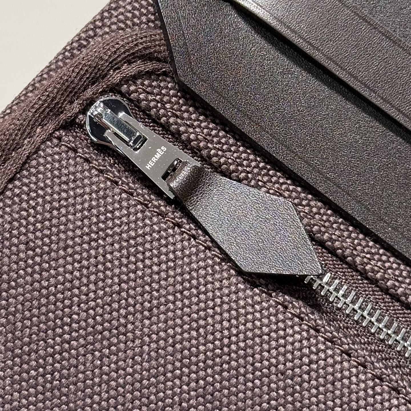Bolso HM Mini Herbag con hebilla plateada de 20 cm, lona marrón oscuro y piel de vacuno Hunter 243305