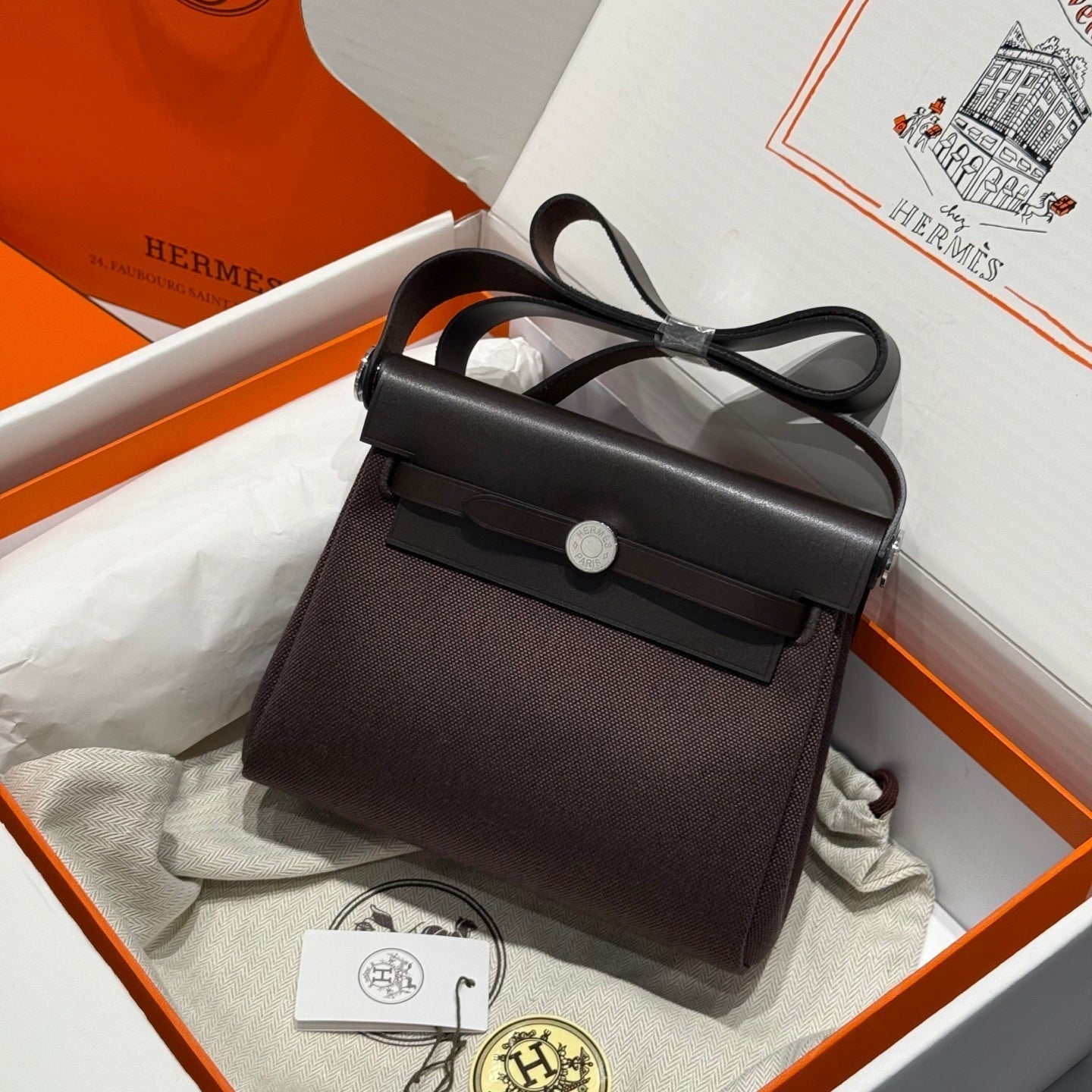 Bolso HM Mini Herbag con hebilla plateada de 20 cm, lona marrón oscuro y piel de vacuno Hunter 243305