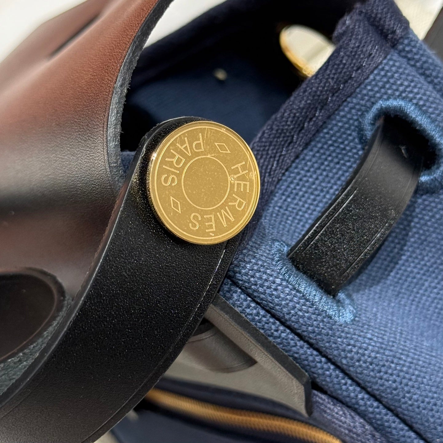 Bolso HM Mini Herbag Gold Buckle 20 en lona azul marino y piel de vacuno Hunter 243255