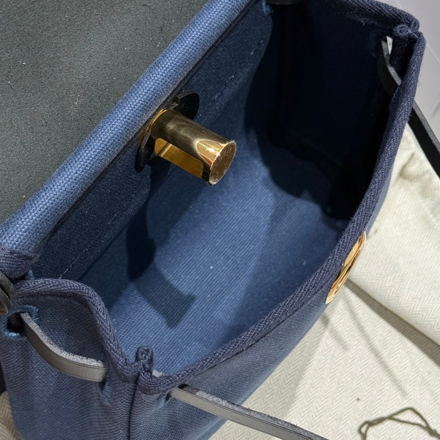 Bolso HM Mini Herbag Gold Buckle 20 en lona azul marino y piel de vacuno Hunter 243255