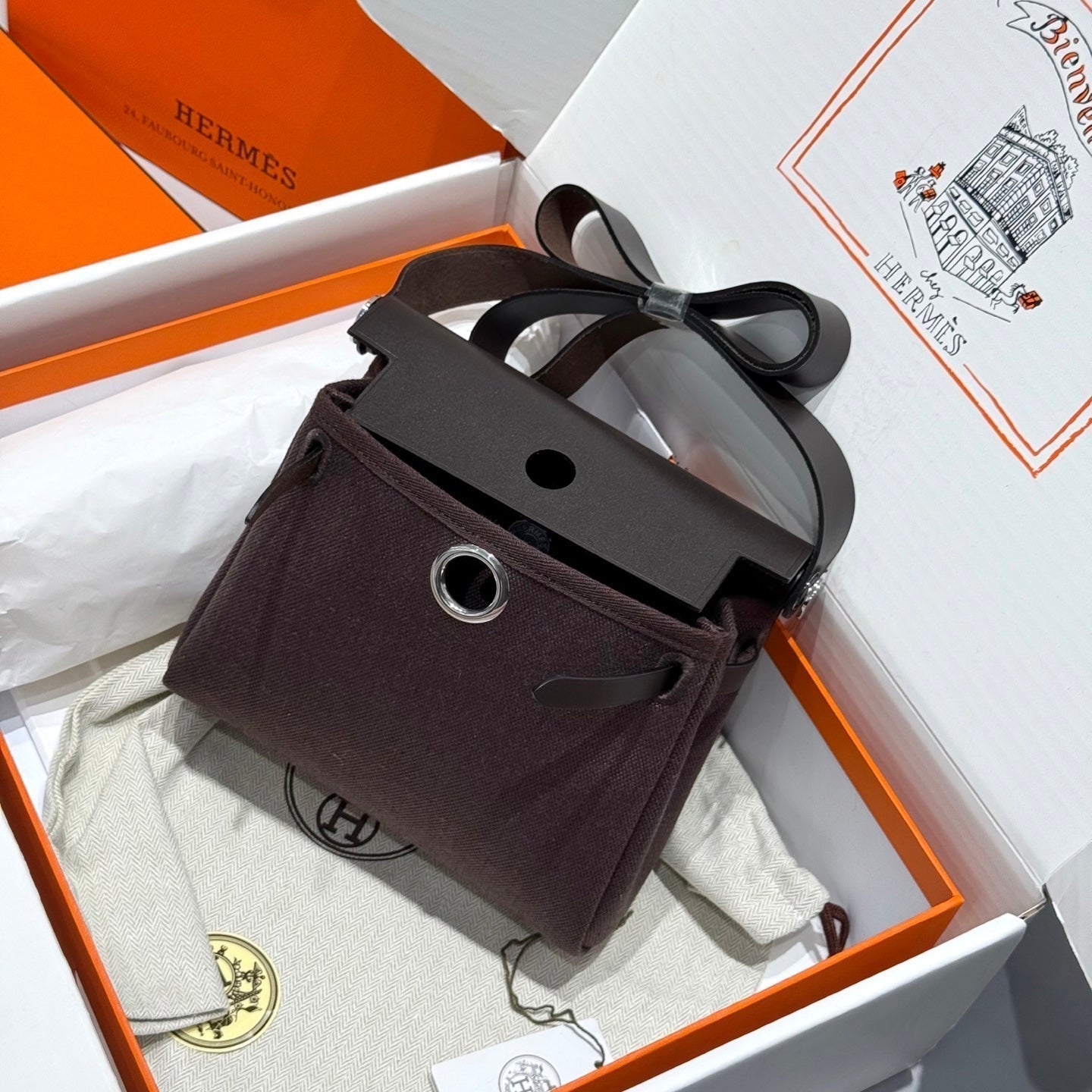 Bolso HM Mini Herbag con hebilla plateada de 20 cm, lona marrón oscuro y piel de vacuno Hunter 243305