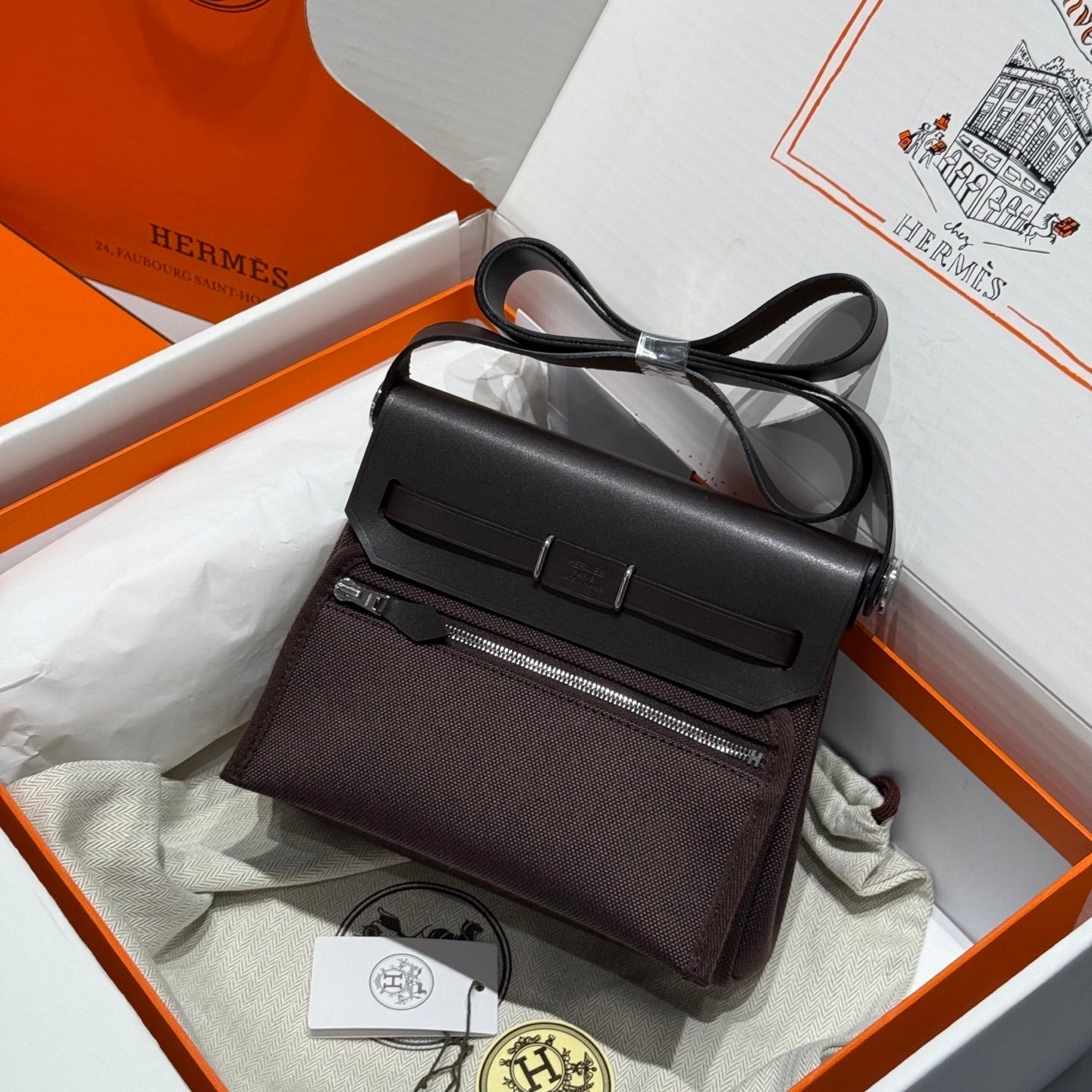 Bolso HM Mini Herbag con hebilla plateada de 20 cm, lona marrón oscuro y piel de vacuno Hunter 243305