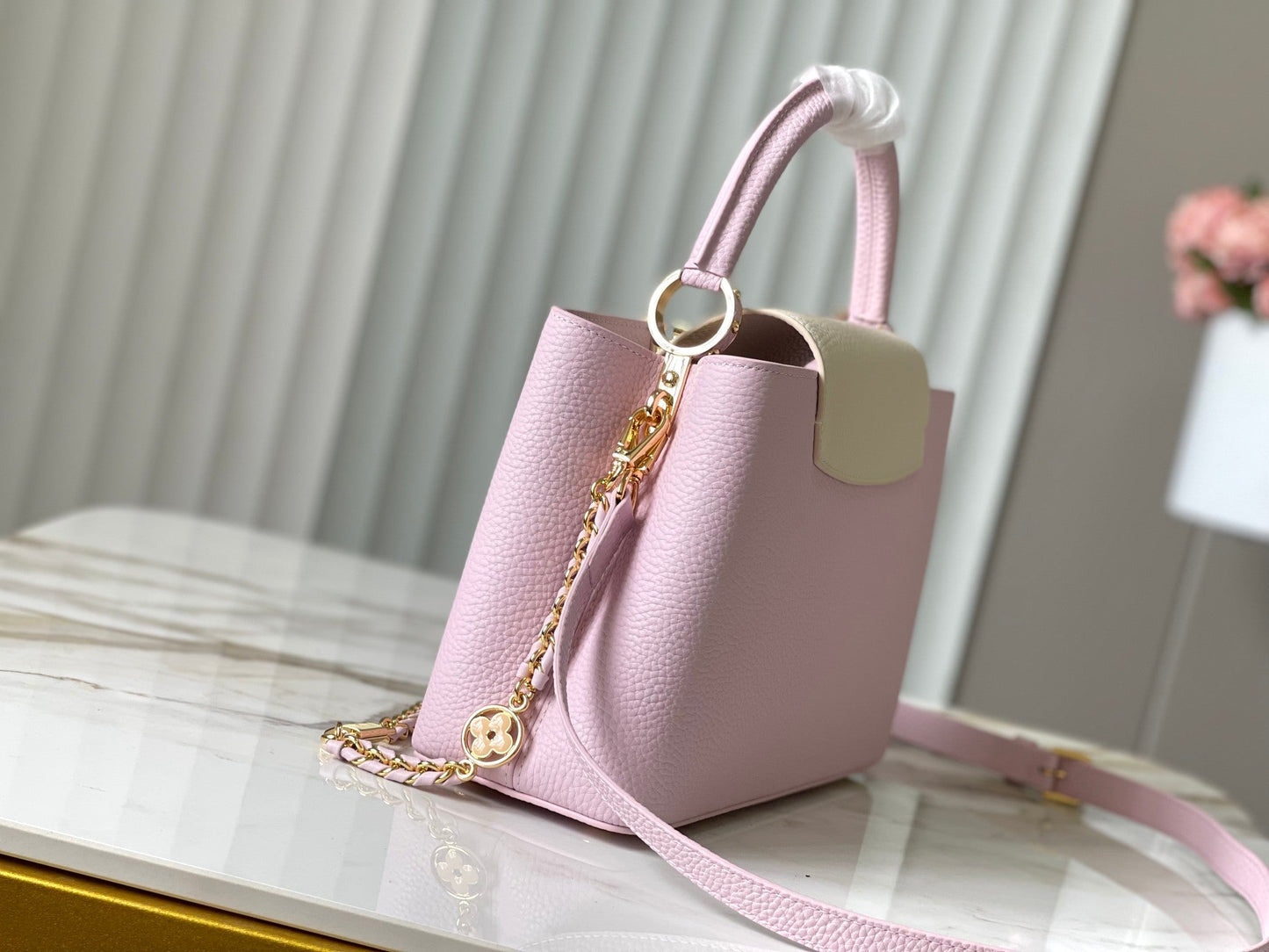 Capucines mm 31,5 piel taurillon rosa con herrajes dorados