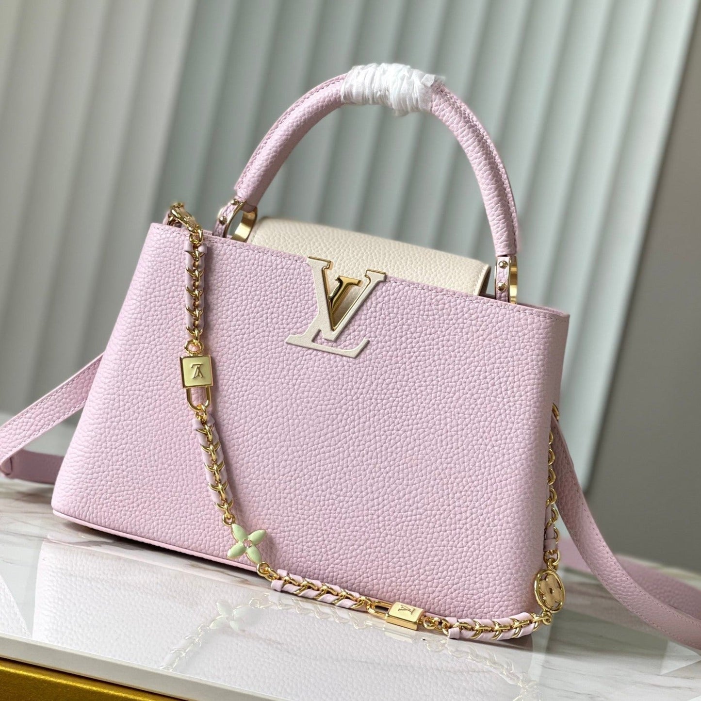 Capucines mm 31,5 piel taurillon rosa con herrajes dorados