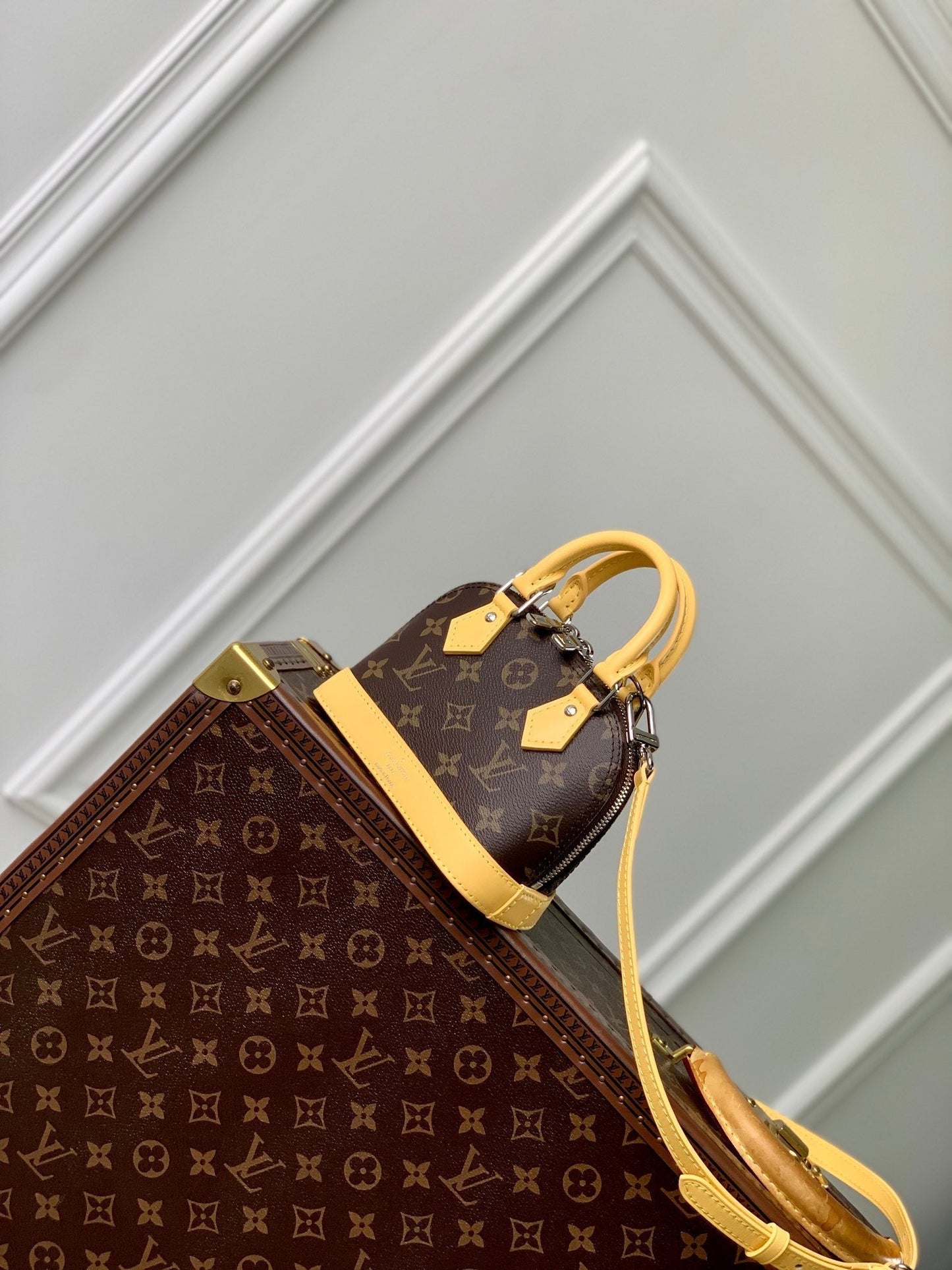 Alma Nano 18 Monogram Canvas, piel de becerro amarilla 