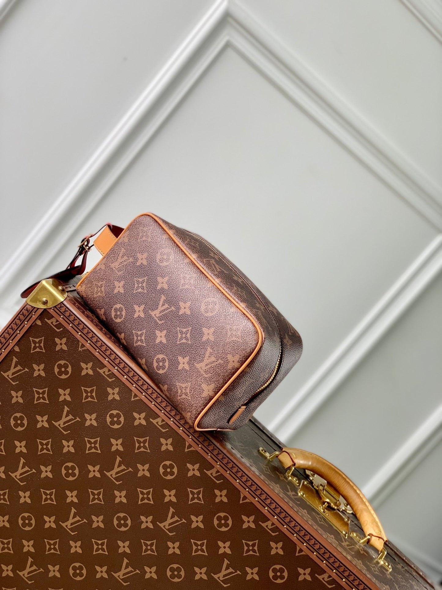 Lv Locker Dopp Kit 23 Brown Monogram