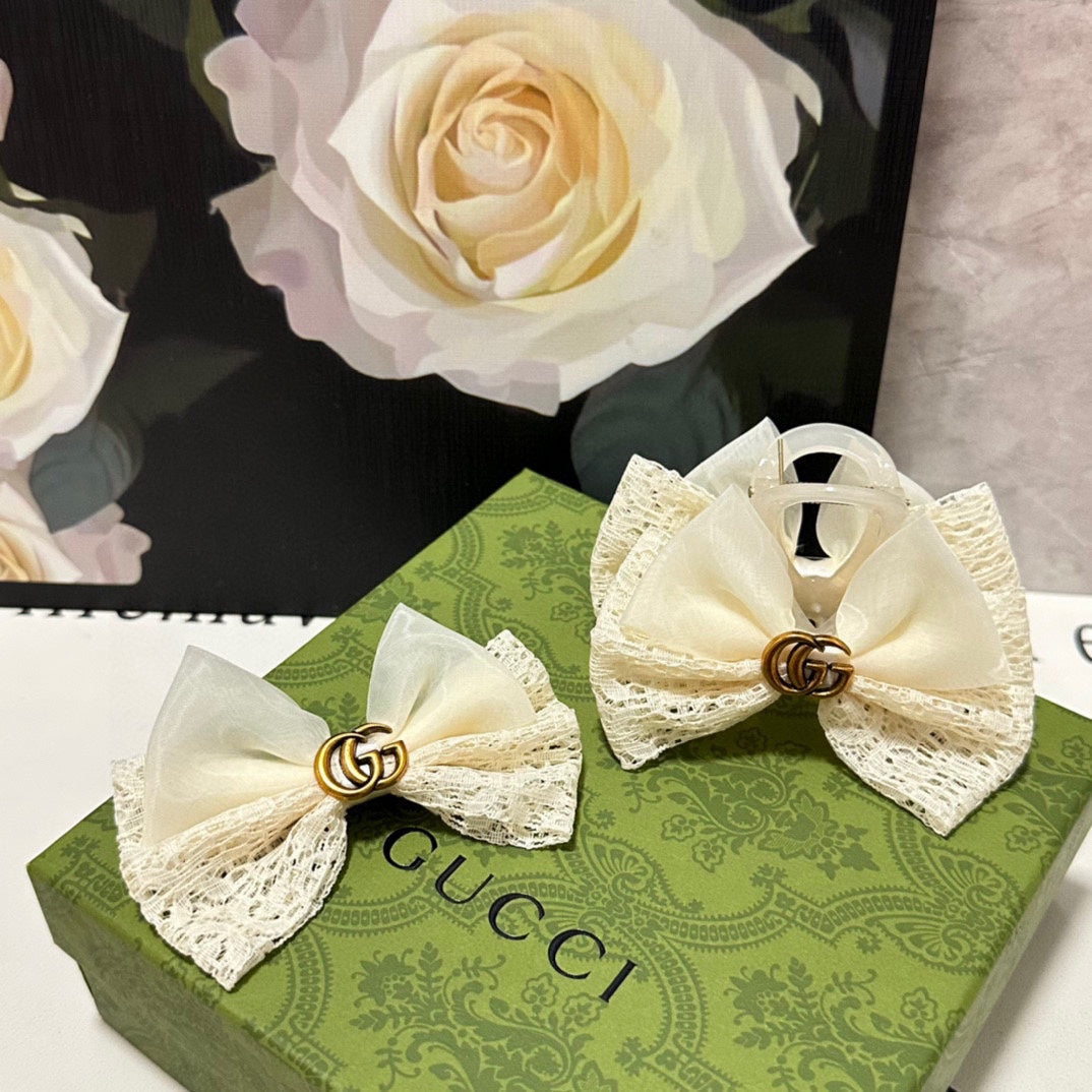 CONJUNTO DE PINZA DE GARRA Y PINZA PARA EL PELO EN ENCAJE Y GASA BLANCO CÁLIDO 355247