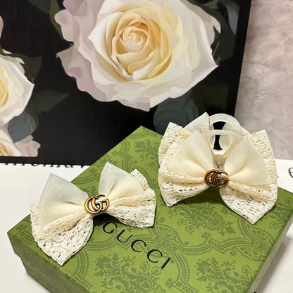 CONJUNTO DE PINZA DE GARRA Y PINZA PARA EL PELO EN ENCAJE Y GASA BLANCO CÁLIDO 355247