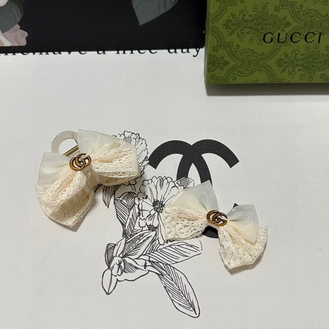 CONJUNTO DE PINZA DE GARRA Y PINZA PARA EL PELO EN ENCAJE Y GASA BLANCO CÁLIDO 355247