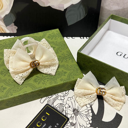 CONJUNTO DE PINZA DE GARRA Y PINZA PARA EL PELO EN ENCAJE Y GASA BLANCO CÁLIDO 355247