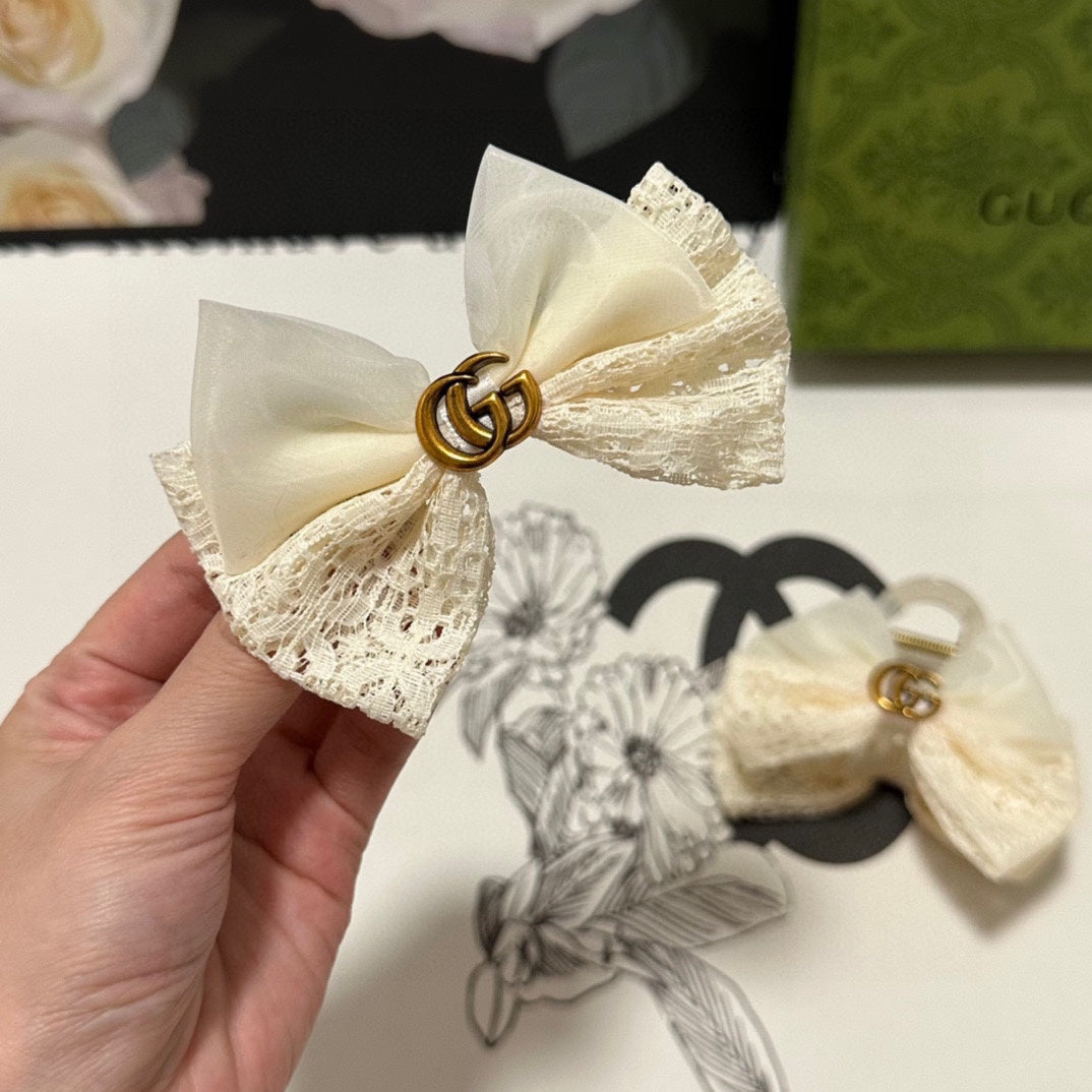 CONJUNTO DE PINZA DE GARRA Y PINZA PARA EL PELO EN ENCAJE Y GASA BLANCO CÁLIDO 355247