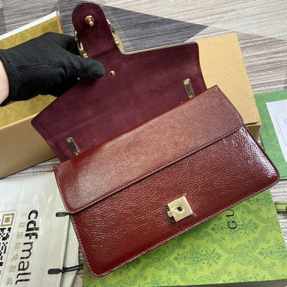BOLSO DE HOMBRO PEQUEÑO DYONYSUS DE 28 CM EN PIEL DE BECERRO REPUJADA LACA ROJO VINO Y HERRAJES PLATEADOS