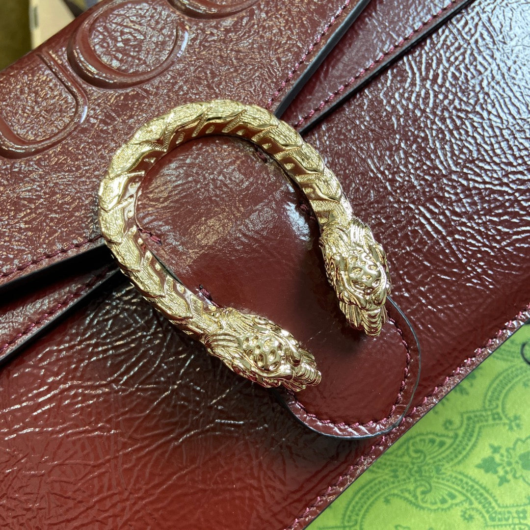 BOLSO DE HOMBRO PEQUEÑO DYONYSUS DE 28 CM EN PIEL DE BECERRO REPUJADA LACA ROJO VINO Y HERRAJES PLATEADOS