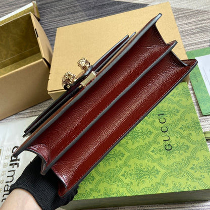 BOLSO DE HOMBRO PEQUEÑO DYONYSUS DE 28 CM EN PIEL DE BECERRO REPUJADA LACA ROJO VINO Y HERRAJES PLATEADOS