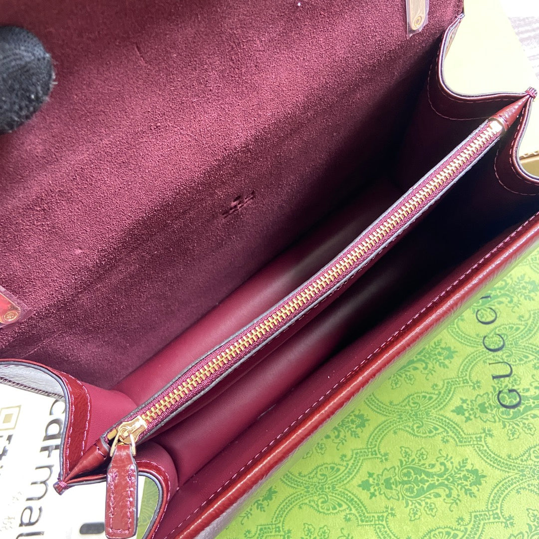 BOLSO DE HOMBRO PEQUEÑO DYONYSUS DE 28 CM EN PIEL DE BECERRO REPUJADA LACA ROJO VINO Y HERRAJES PLATEADOS