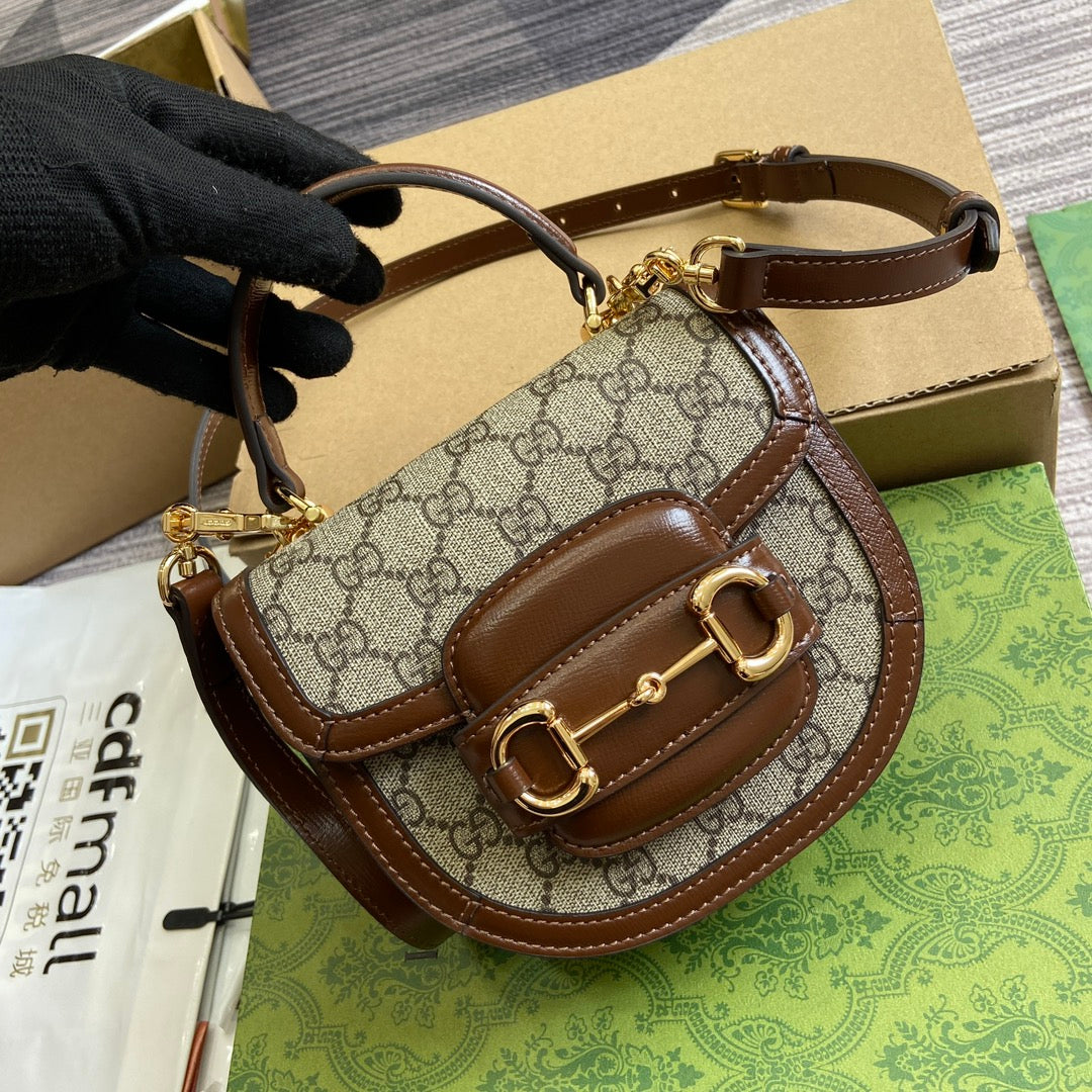BOLSO MINI CON ASA HORSEBIT 1955 DE 18" EN LONA BEIGE Y PIEL DE BECERRO MARRÓN CON HERRAJES DORADOS