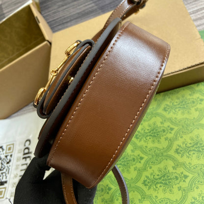 BOLSO MINI CON ASA HORSEBIT 1955 DE 18" EN LONA BEIGE Y PIEL DE BECERRO MARRÓN CON HERRAJES DORADOS
