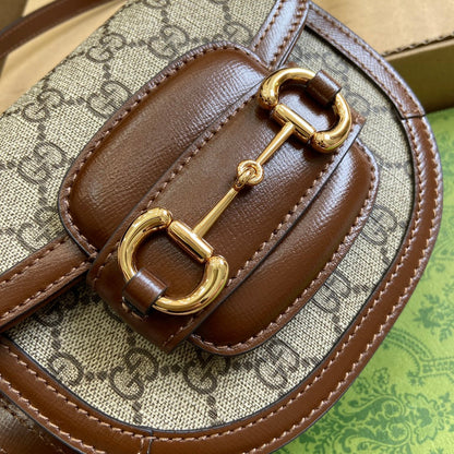 BOLSO MINI CON ASA HORSEBIT 1955 DE 18" EN LONA BEIGE Y PIEL DE BECERRO MARRÓN CON HERRAJES DORADOS
