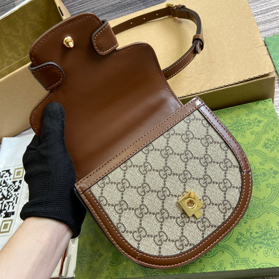 BOLSO MINI CON ASA HORSEBIT 1955 DE 18" EN LONA BEIGE Y PIEL DE BECERRO MARRÓN CON HERRAJES DORADOS