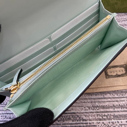 CARTERA CONTINENTAL 19 EN PIEL DE BECERRO REVESTIDA VERDE MENTA CON HERRAJES DORADOS