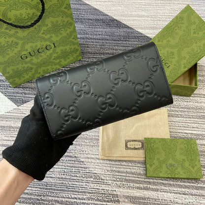 CARTERA CONTINENTAL 19 EN PIEL DE BECERRO REVESTIDA NEGRA CON HERRAJES DORADOS