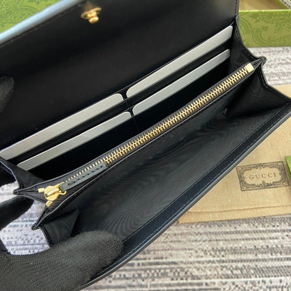 CARTERA CONTINENTAL 19 EN PIEL DE BECERRO REVESTIDA NEGRA CON HERRAJES DORADOS