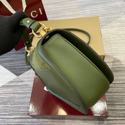 BOLSO DE HOMBRO MEDIANO BLONDIE 32 EN PIEL DE BECERRO VERDE ENEBRO Y ANTE CON HERRAJES DORADOS