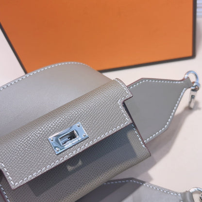 Correa de hombro Kelly Pocket de 50 mm con herrajes plateados y diseño gris Epsom 