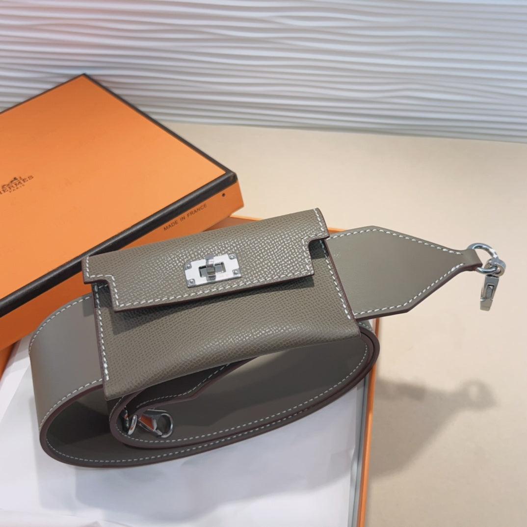 Correa de hombro Kelly Pocket de 50 mm con herrajes plateados y diseño gris Epsom 