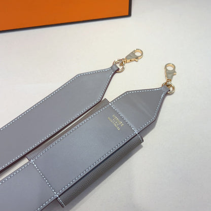 Correa de hombro Kelly Pocket de 50 mm con herrajes dorados y diseño gris Epsom 