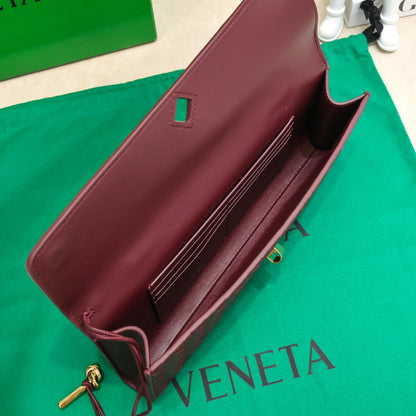 BV Bolso de mano largo Andiamo con asa 31 cm Piel de becerro burdeos Ghw 