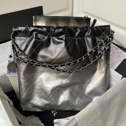 Bolso hobo CC 22 de 35 cm, piel de cordero negra y plateada, herrajes plateados