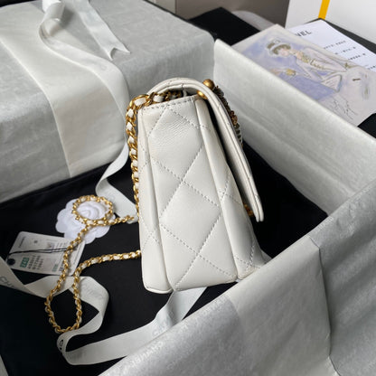 Bolso pequeño con solapa 24a de 23 cm, piel de cordero blanca, herrajes dorados y perla.