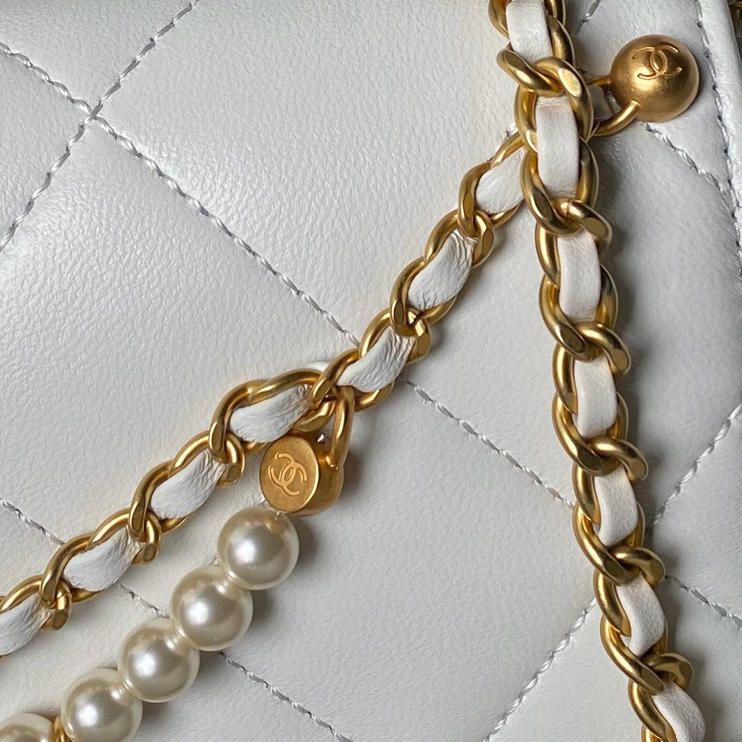 Bolso pequeño con solapa 24a de 23 cm, piel de cordero blanca, herrajes dorados y perla.