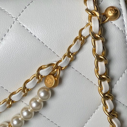 Bolso pequeño con solapa 24a de 23 cm, piel de cordero blanca, herrajes dorados y perla.