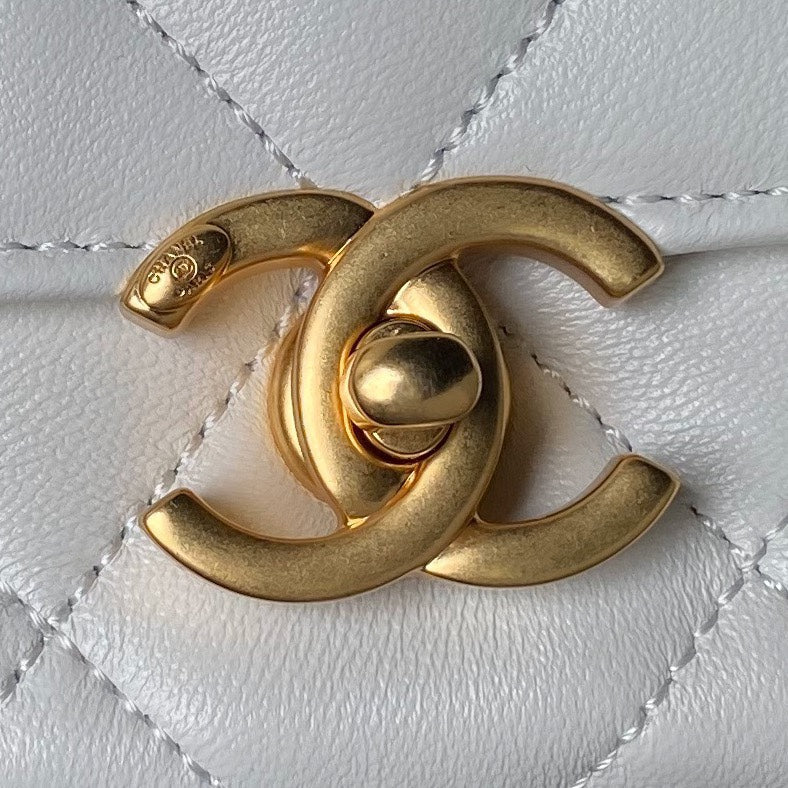 Bolso pequeño con solapa 24a de 23 cm, piel de cordero blanca, herrajes dorados y perla.