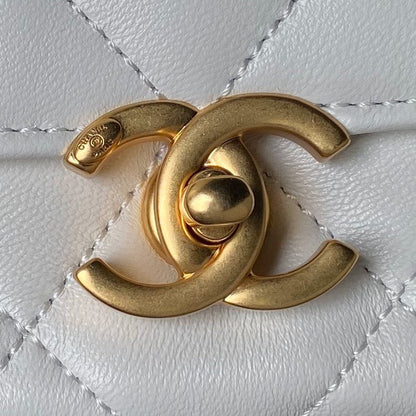 Bolso pequeño con solapa 24a de 23 cm, piel de cordero blanca, herrajes dorados y perla.