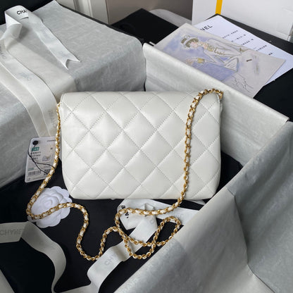 Bolso pequeño con solapa 24a de 23 cm, piel de cordero blanca, herrajes dorados y perla.
