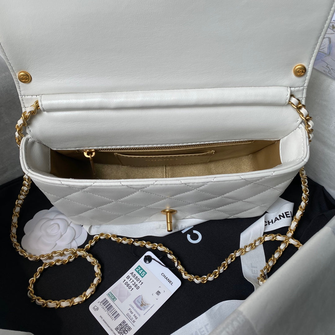 Bolso pequeño con solapa 24a de 23 cm, piel de cordero blanca, herrajes dorados y perla.