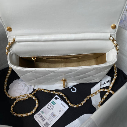 Bolso pequeño con solapa 24a de 23 cm, piel de cordero blanca, herrajes dorados y perla.