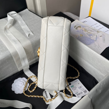 Bolso pequeño con solapa 24a de 23 cm, piel de cordero blanca, herrajes dorados y perla.