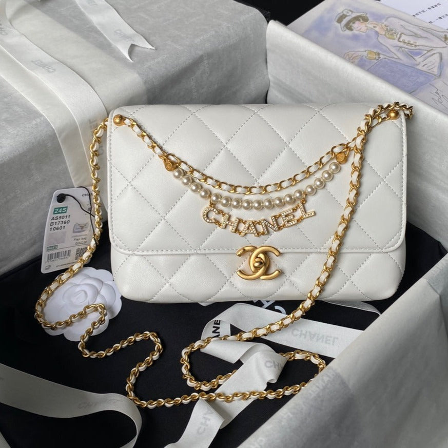 Bolso pequeño con solapa 24a de 23 cm, piel de cordero blanca, herrajes dorados y perla.
