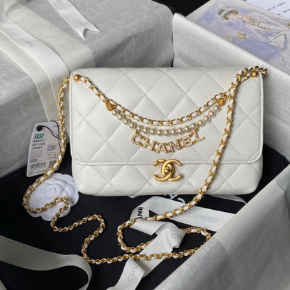 Bolso pequeño con solapa 24a de 23 cm, piel de cordero blanca, herrajes dorados y perla.